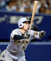 　９回、適時二塁打を放つ近本（撮影・西田忠信）