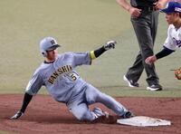 ９回、右翼線へ適時打を放ち二塁へ滑り込む近本（撮影・立川洋一郎）