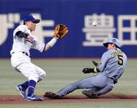 １回、盗塁を決める近本（撮影・山口登）