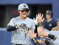 　６回、ソロを放ち、ナインに迎えられる森下（撮影・山口登）