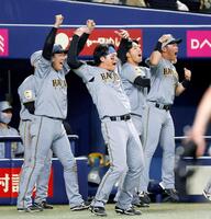 　９回、前川の適時二塁打を喜ぶ森下（中央）ら