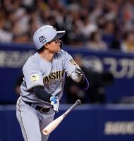 ６回、ソロを放つ森下（撮影・西田忠信）