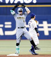 　９回、二塁打を放ちベンチを鼓舞する佐藤輝（撮影・山口登）