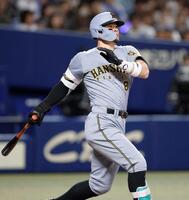 　９回、二塁打を放つ佐藤輝