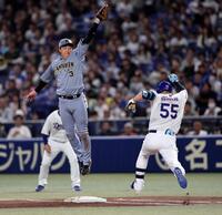 ２回、佐藤輝からの送球が悪送球になり、大山は懸命に捕球する（撮影・山口登）