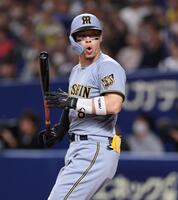 １回、見逃し三振に倒れる佐藤輝（撮影・山口登）