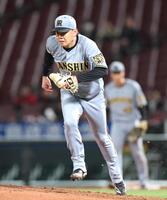 ５回、西川の打球を処理し、三塁へ走り込む西勇（撮影・北村雅宏）