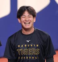 明るい表情を見せて練習する阪神・伊原陵人＝バンテリンドームナゴヤ（撮影・立川洋一郎）