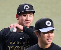 高橋（右）とキャッチボールを終えた伊原（撮影・立川洋一郎）