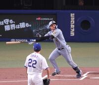 １回、左翼スタンドへ先制ソロを放つ森下（撮影・立川洋一郎）