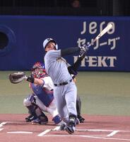 １回、左翼スタンドへ先制ソロを放つ森下（撮影・立川洋一郎）