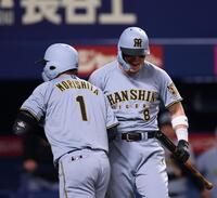 １回、先制ソロを放った森下（左）を迎える佐藤輝（撮影・西田忠信）