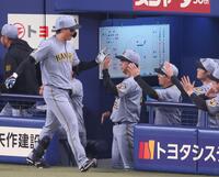 １回、先制ソロを放った森下（左）とタッチを交わす藤川監督（撮影・立川洋一郎）