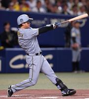 １回、先制ソロを放つ森下（撮影・西田忠信）