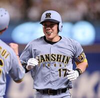 ２回、左前打を放ち笑顔を見せる伏見（撮影・西田忠信）