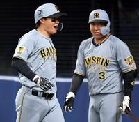 １回、先制ソロを放ち生還する森下（左）＝撮影・山口登