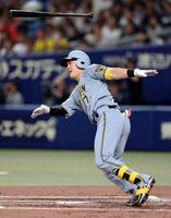 ２回、左前打を放つ伏見（撮影・山口登）