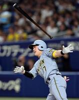 ２回、左前打を放つ伏見（撮影・山口登）