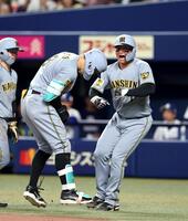 ７回、３ランを放った佐藤輝（中央）を迎える森下（撮影・山口登）