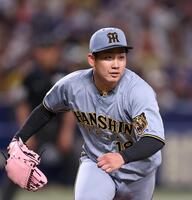 ５回、ボスラーの打球で駆け出す伊原（撮影・西田忠信）