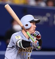 ４回、適時打を放つ伊原（撮影・西田忠信）