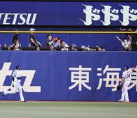 ７回、佐藤輝の打球を見送る花田（左）とボスラ-（撮影・山口登）