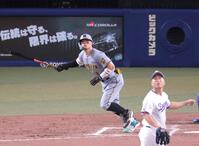 ９回、２ランを放つ佐藤輝（撮影・立川洋一郎）