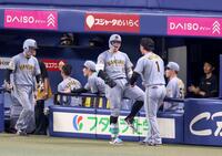 ９回、２ランを放って生還し、森下（１）と雄たけびを上げる佐藤輝（撮影・立川洋一郎）