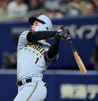 １回、左越えに先制ソロを放つ森下（撮影・山口登）