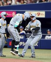 ７回、３ランを放った佐藤輝（中央）を迎える森下（撮影・山口登）