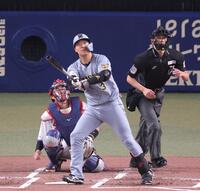 ２回、左中間スタンドへソロを放つ大山（撮影・立川洋一郎）