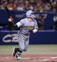 ９回、３ランを放つ佐藤輝（撮影・西田忠信）