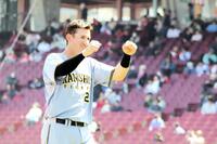 ２回に２点適時二塁打を放ったディベイニーは攻撃終了後、ナインに歓迎され笑顔で応える