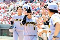 ２回、ディベイニーの２点適時二塁打で生還した梅野（中央）と西純はベンチでナインに迎えられる