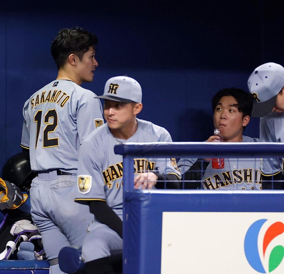 ４回を投げ終え、坂本（左）と話をする村上（撮影・西田忠信）