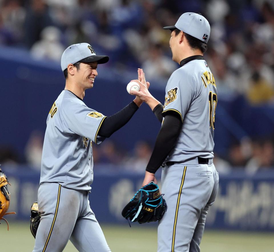 中日に勝利し近本（左）は笑顔で岩崎とタッチする（撮影・山口登）