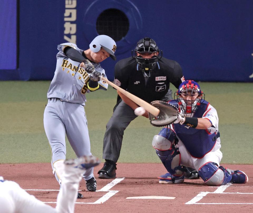 １回、内野安打を放つ近本（撮影・立川洋一郎）