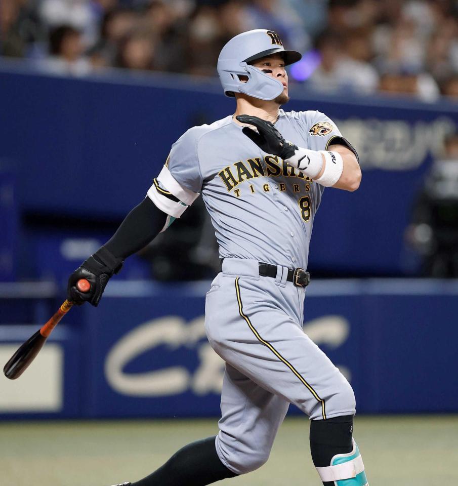 　９回、二塁打を放つ佐藤輝