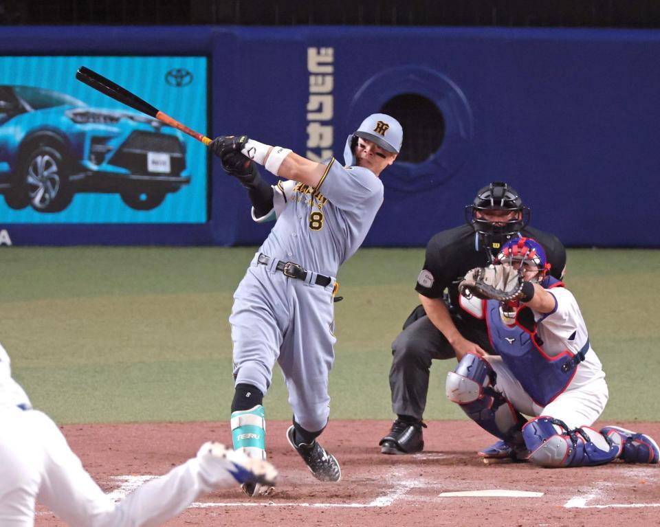 ９回、右翼線へ二塁打を放つ佐藤輝（撮影・立川洋一郎）