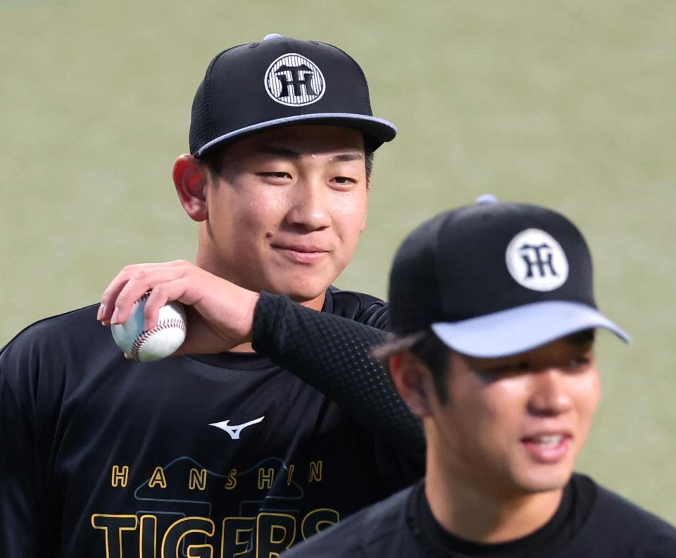 高橋（右）とキャッチボールを終えた伊原（撮影・立川洋一郎）