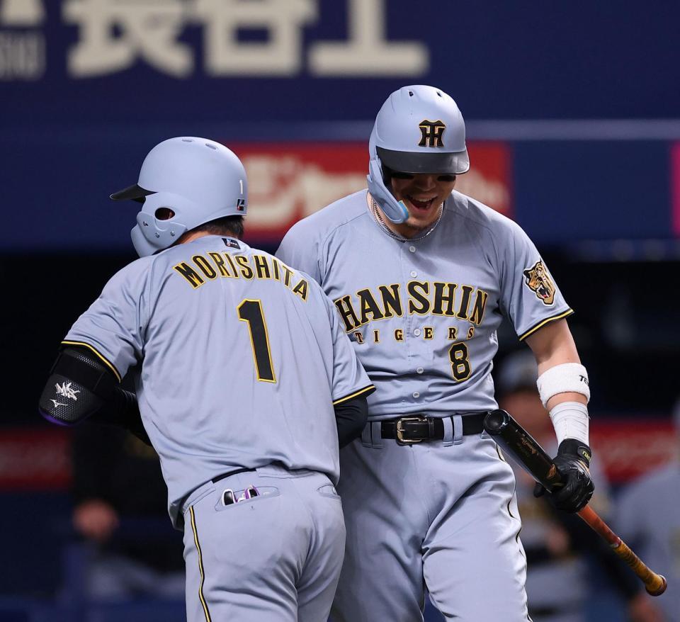 １回、先制ソロを放った森下（左）を迎える佐藤輝（撮影・西田忠信）