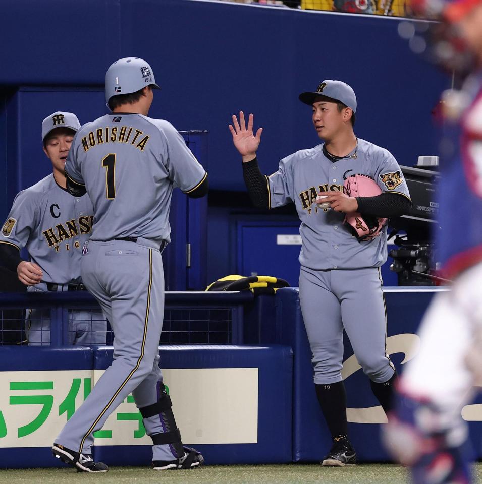 １回、先制ソロを放った森下を迎える伊原（右）＝撮影・西田忠信