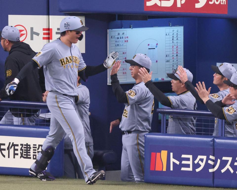 １回、先制ソロを放った森下（左）とタッチを交わす藤川監督（撮影・立川洋一郎）