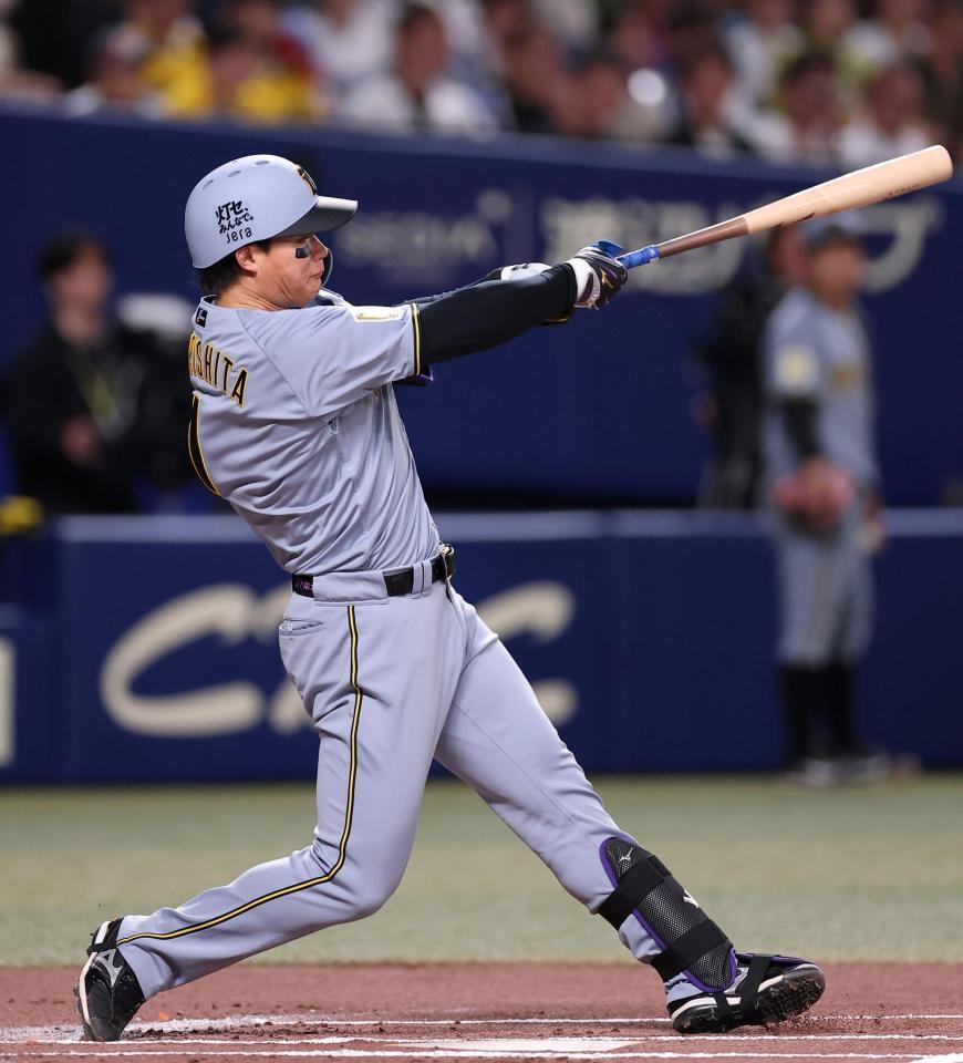 １回、先制ソロを放つ森下（撮影・西田忠信）