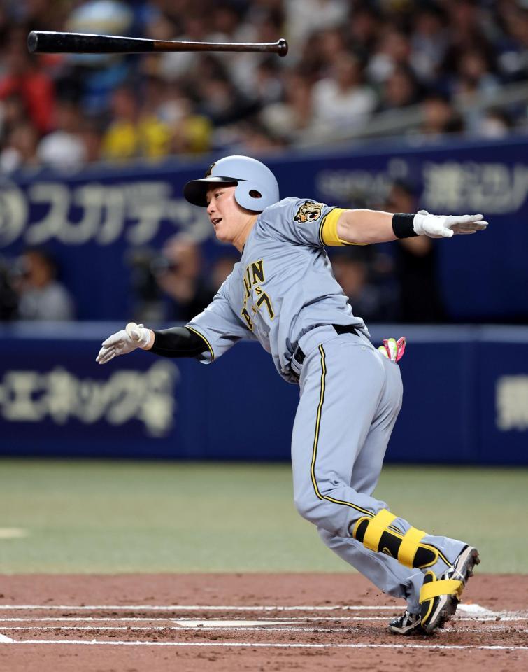 ２回、左前打を放つ伏見（撮影・山口登）