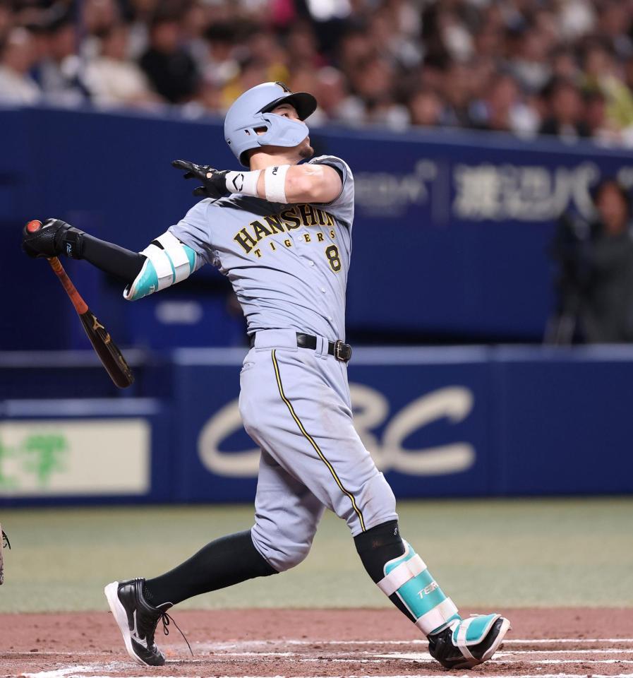 ７回、３ランを放つ佐藤輝（撮影・西田忠信）