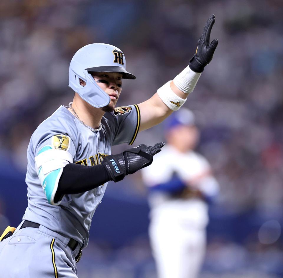 ７回、ランを放ちベースを回る佐藤輝（撮影・山口登）