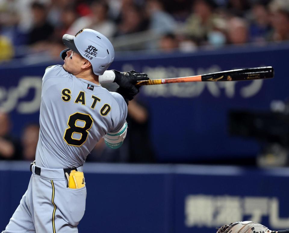 ７回、右中間に３ランを放つ佐藤輝（撮影・山口登）