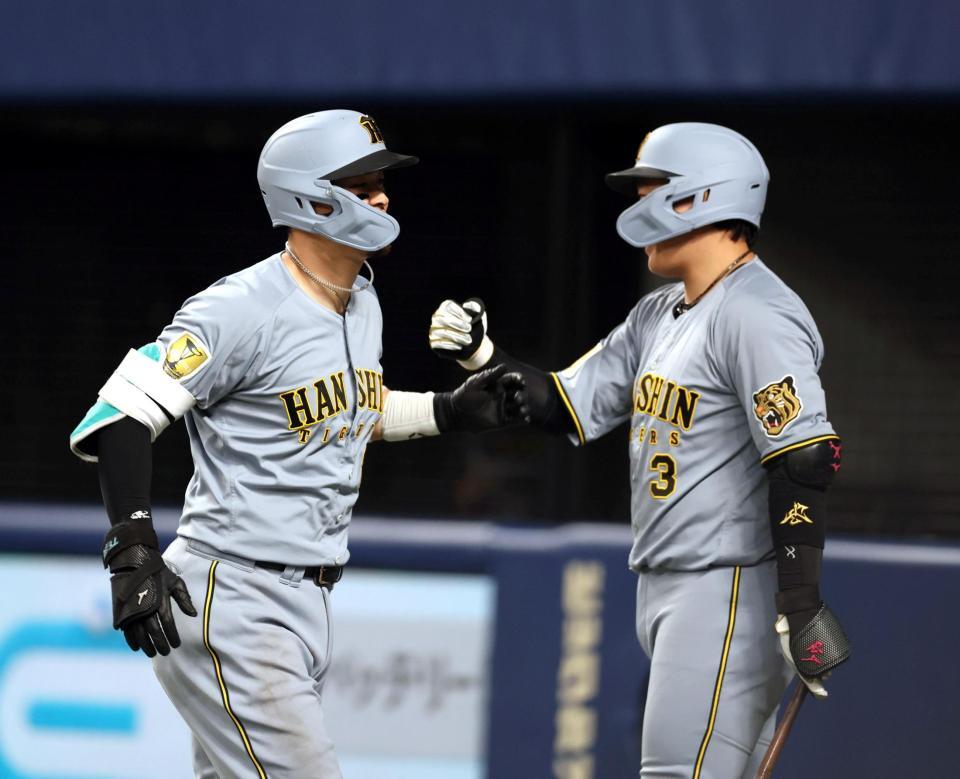 ７回、佐藤輝（左）はランを放ち大山とタッチする（撮影・山口登）