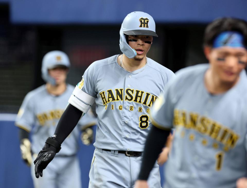 ９回、２ランを放ち生還する佐藤輝（撮影・山口登）